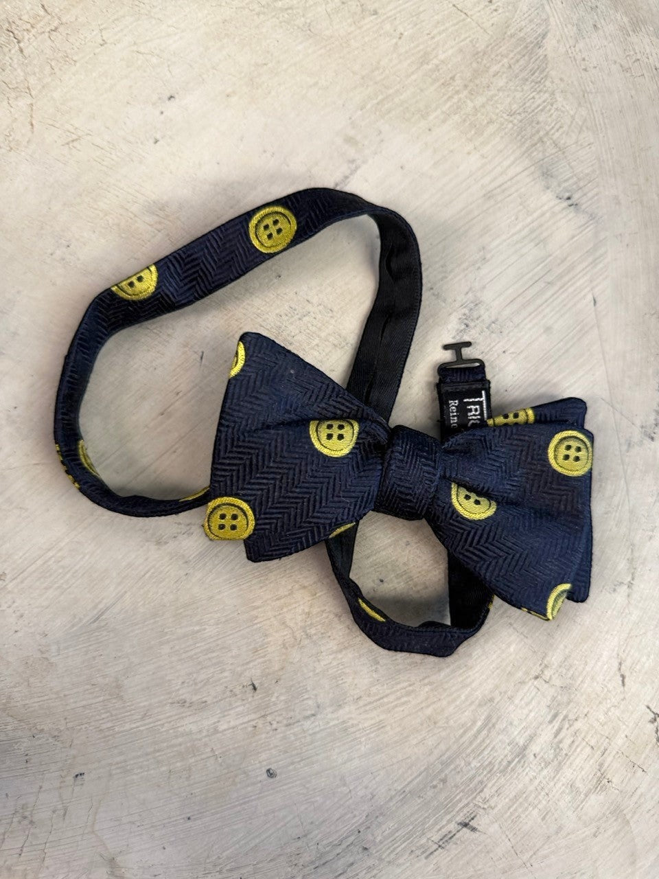 BERLIN VINTAGE CORNER navy blue bow tie with yellow button pattern and herringbone texture. Adjustable strap.