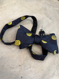 BERLIN VINTAGE CORNER navy blue bow tie with yellow button pattern and herringbone texture. Adjustable strap.