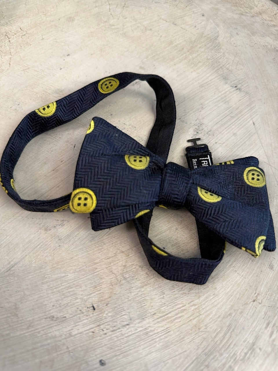 BERLIN VINTAGE CORNER navy blue bow tie with yellow button pattern and herringbone texture. Adjustable strap.