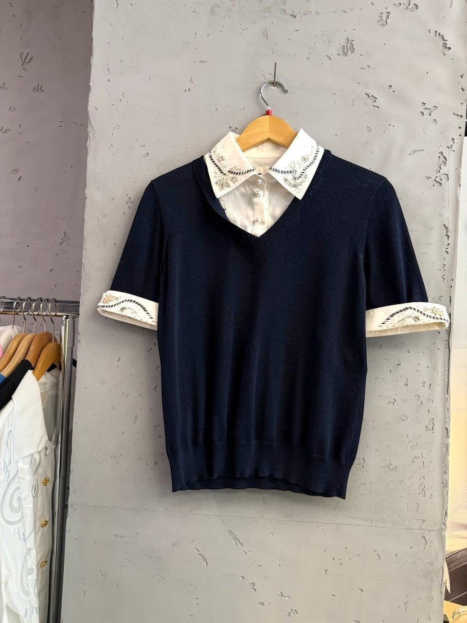 BERLIN VINTAGE CORNER navy blue knit top with white embroidered collar and cuffs, V-neck, short sleeves.