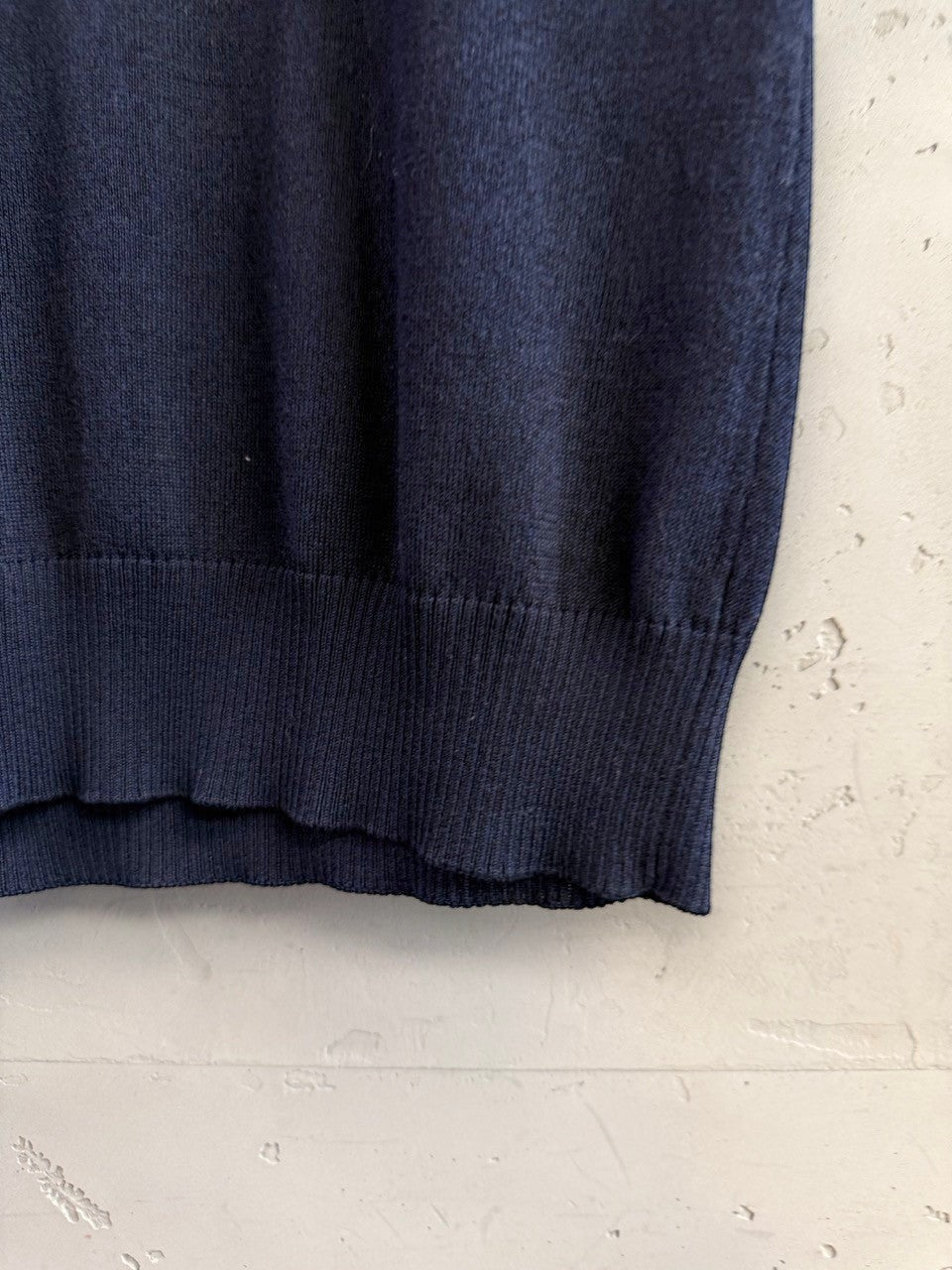 BERLIN VINTAGE CORNER navy blue knit top with white embroidered collar and cuffs. Short sleeves, V-neck.