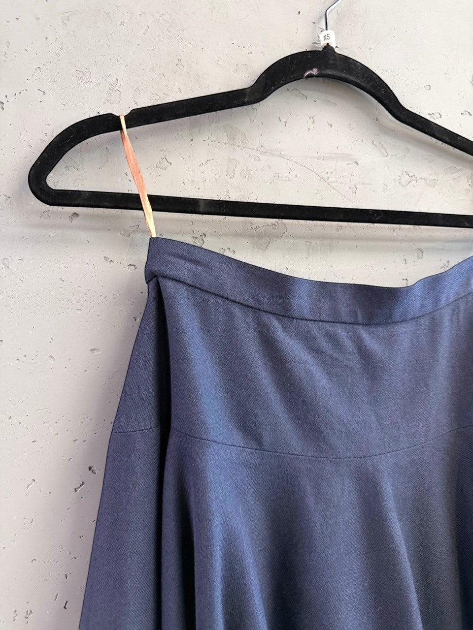 BERLIN VINTAGE CORNER navy blue midi skirt with balloon hem and seam detailing. Comfortable waistband for a flattering fit.