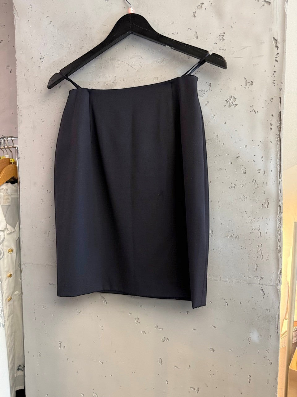 BERLIN VINTAGE CORNER navy blue classic pencil skirt, knee-length, tailored fit, smooth fabric, faux welt pockets, side zipper