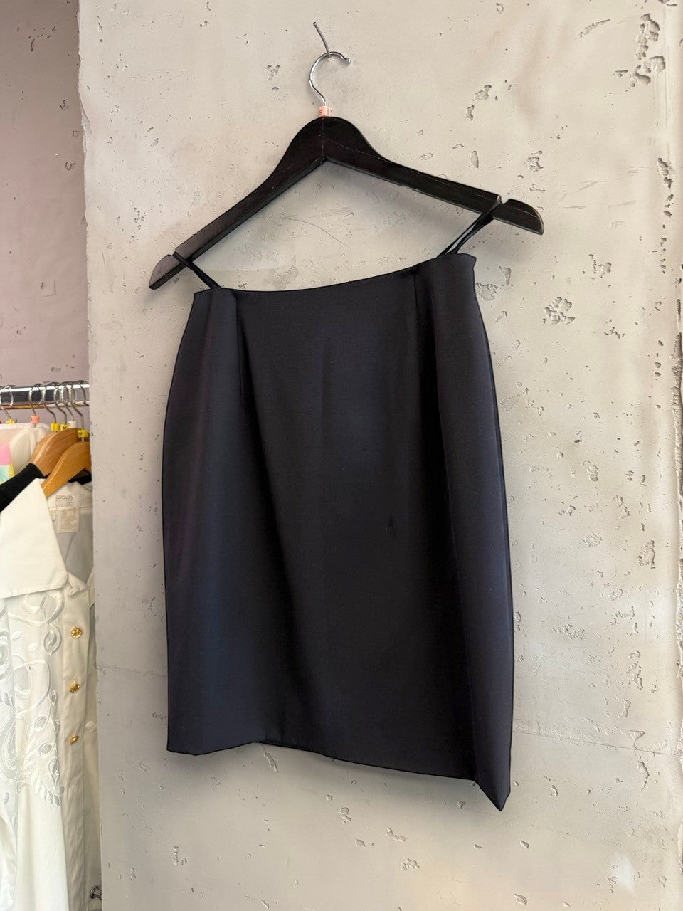 BERLIN VINTAGE CORNER classic navy pencil skirt, knee-length, tailored fit, smooth fabric, discreet side zipper, faux welt pockets.