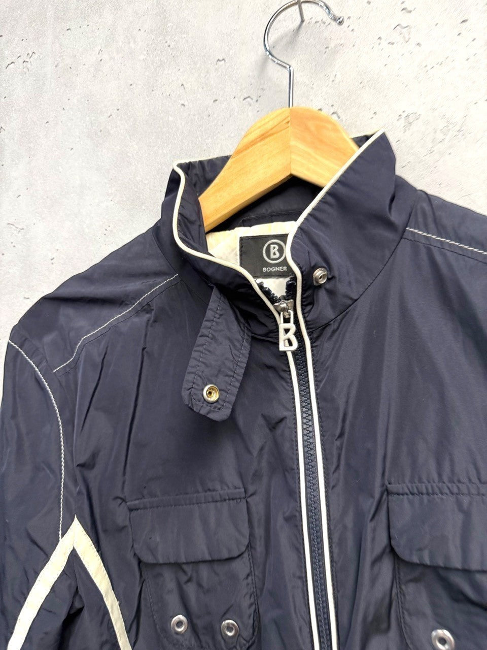 BERLIN VINTAGE CORNER navy blue lightweight racing jacket with cream piping, stand-up collar, and multiple pockets.