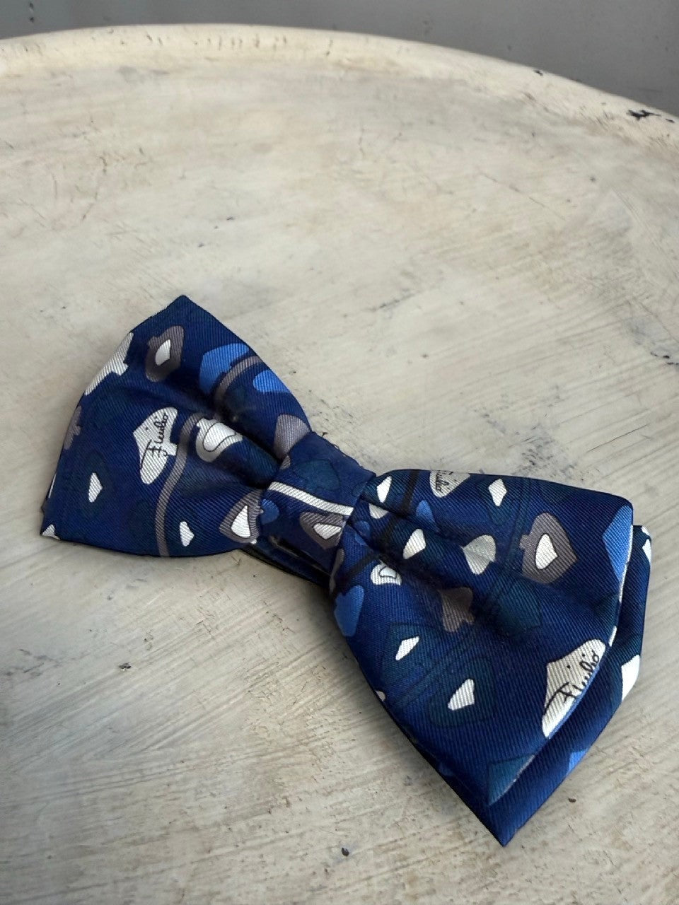 BERLIN VINTAGE CORNER navy blue silk bow tie with a pattern of card suits and a white/grey border.