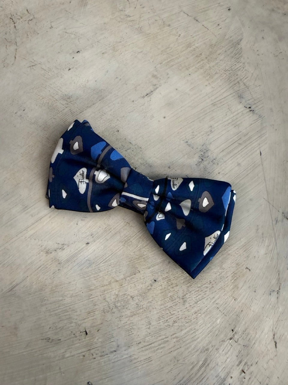 BERLIN VINTAGE CORNER navy blue silk bow tie with a pattern of card suits and a white/grey border.