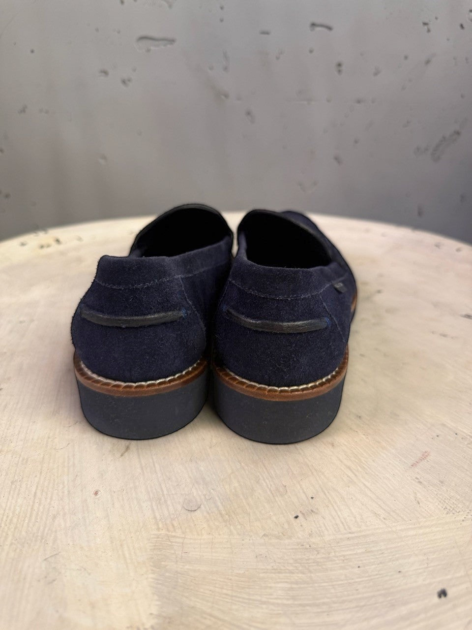 BERLIN VINTAGE CORNER navy blue suede loafers with contrast stitching and rubber soles, back view