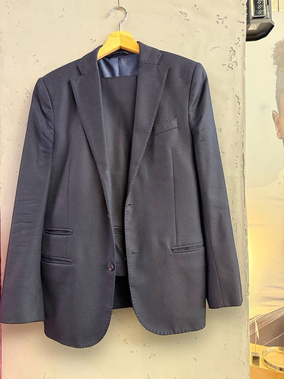 BERLIN VINTAGE CORNER navy wool blend two-piece suit with notch lapels and two-button closure.