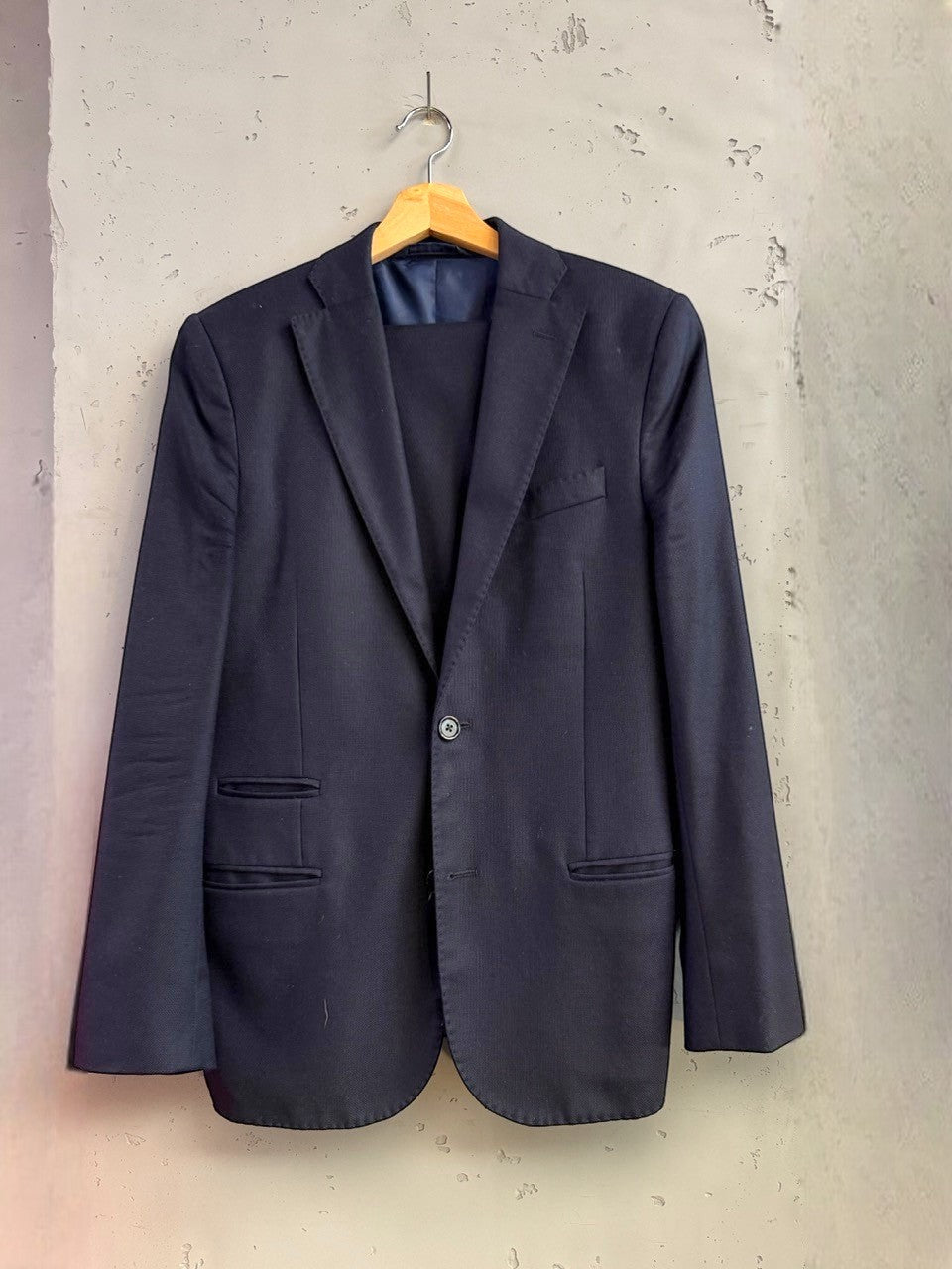 BERLIN VINTAGE CORNER navy wool blend two-piece suit with notch lapels and flap pockets.