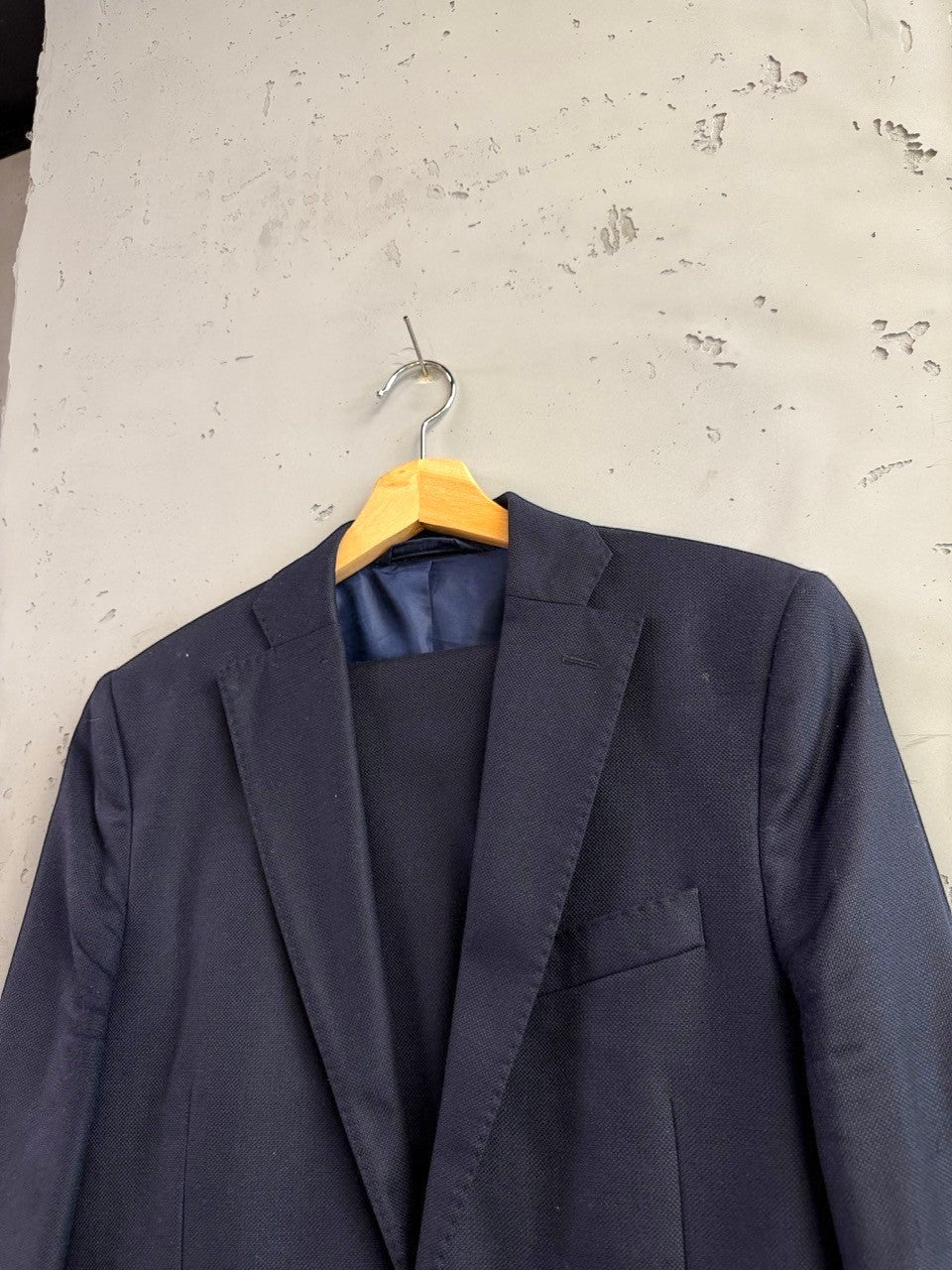 BERLIN VINTAGE CORNER navy wool blend two-piece suit with notch lapels and flap pockets.