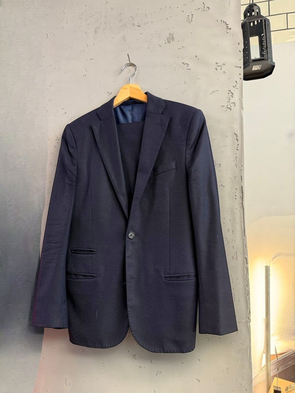 BERLIN VINTAGE CORNER navy wool blend two-piece suit. Single-breasted jacket with notch lapels and two-button closure.