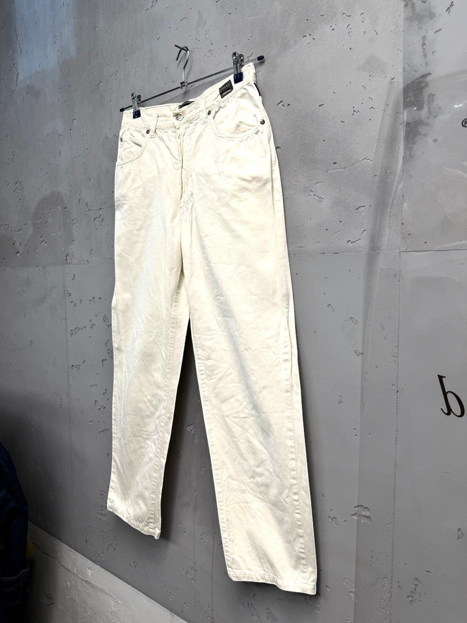 BERLIN VINTAGE CORNER off-white cotton denim jeans with five-pocket design and relaxed fit.