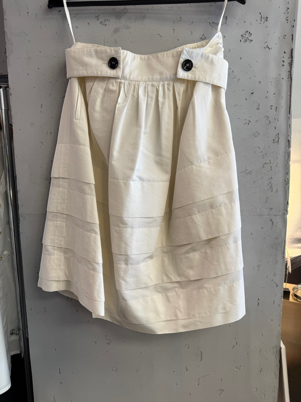 BERLIN VINTAGE CORNER off-white pleated skirt with quilted waistband and black button details. Made in France.