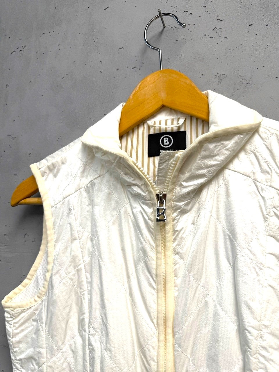 BERLIN VINTAGE CORNER off-white quilted padded vest with zip front and stand-up collar.