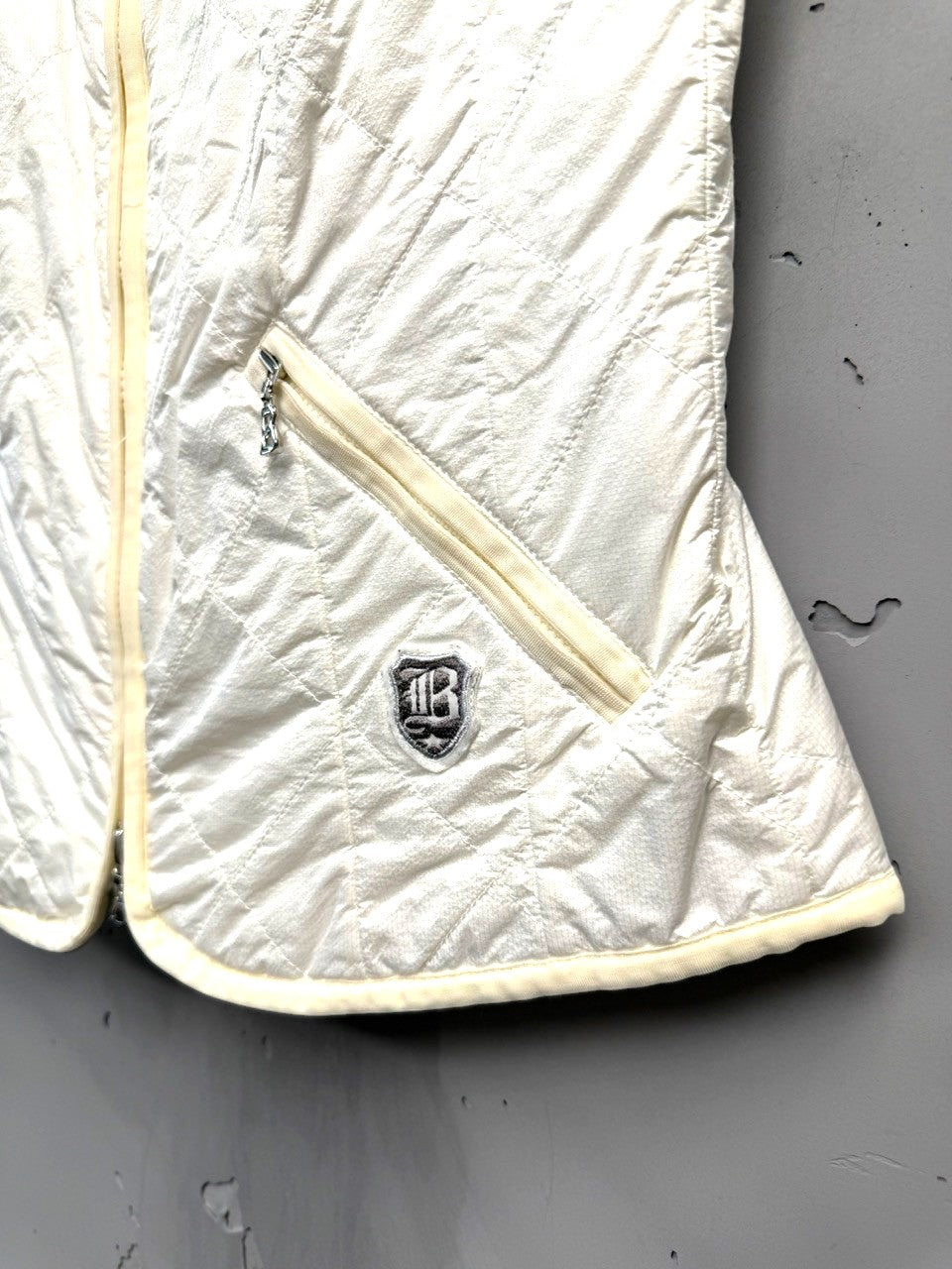 BERLIN VINTAGE CORNER off-white quilted padded vest with zip pockets and diamond quilting.