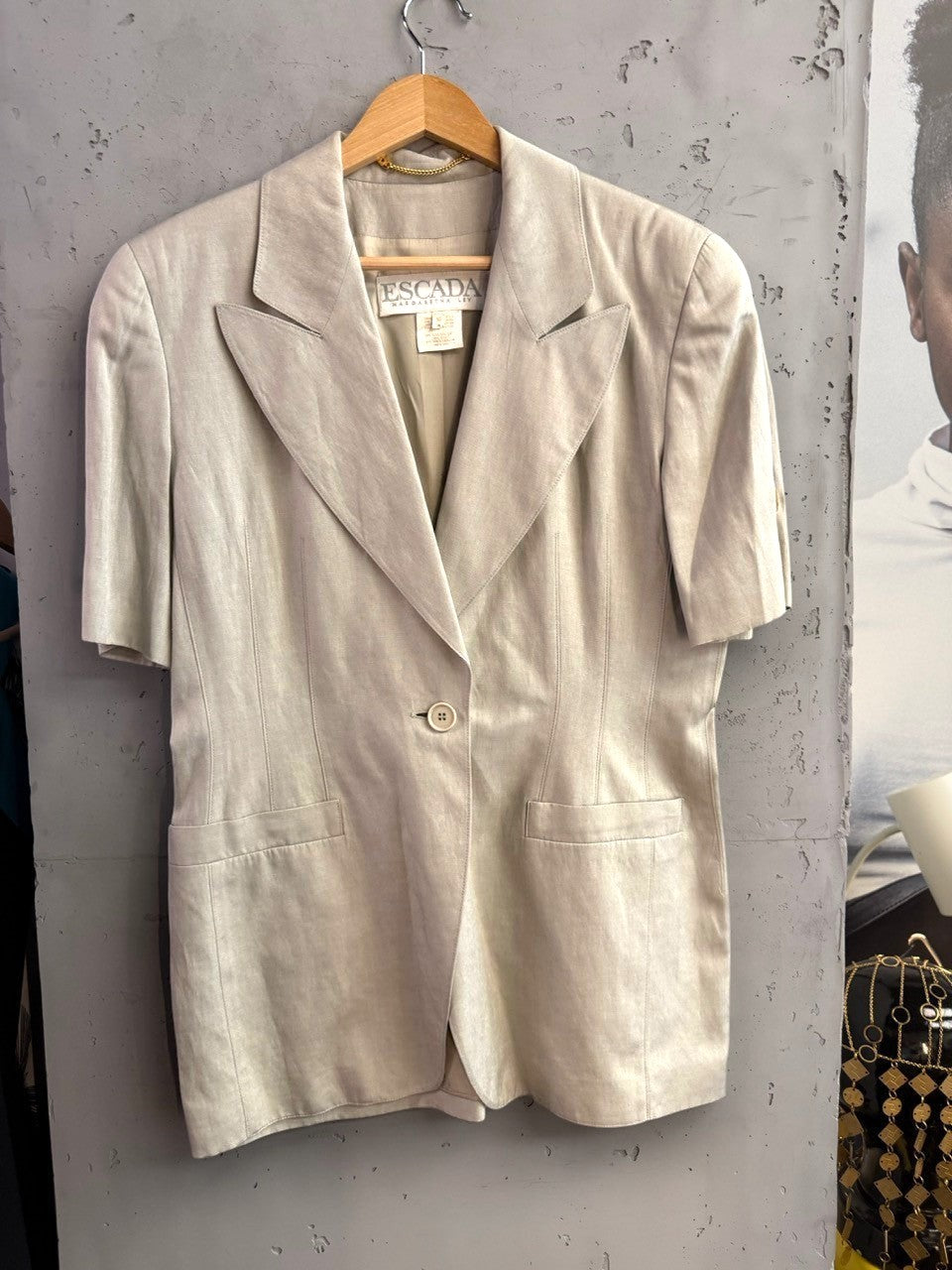 BERLIN VINTAGE CORNER off-white short-sleeve blazer with notched lapels and single-button closure.