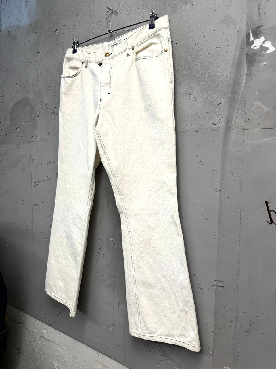 BERLIN VINTAGE CORNER off-white wide leg jeans with black contrast stitching and five-pocket styling.