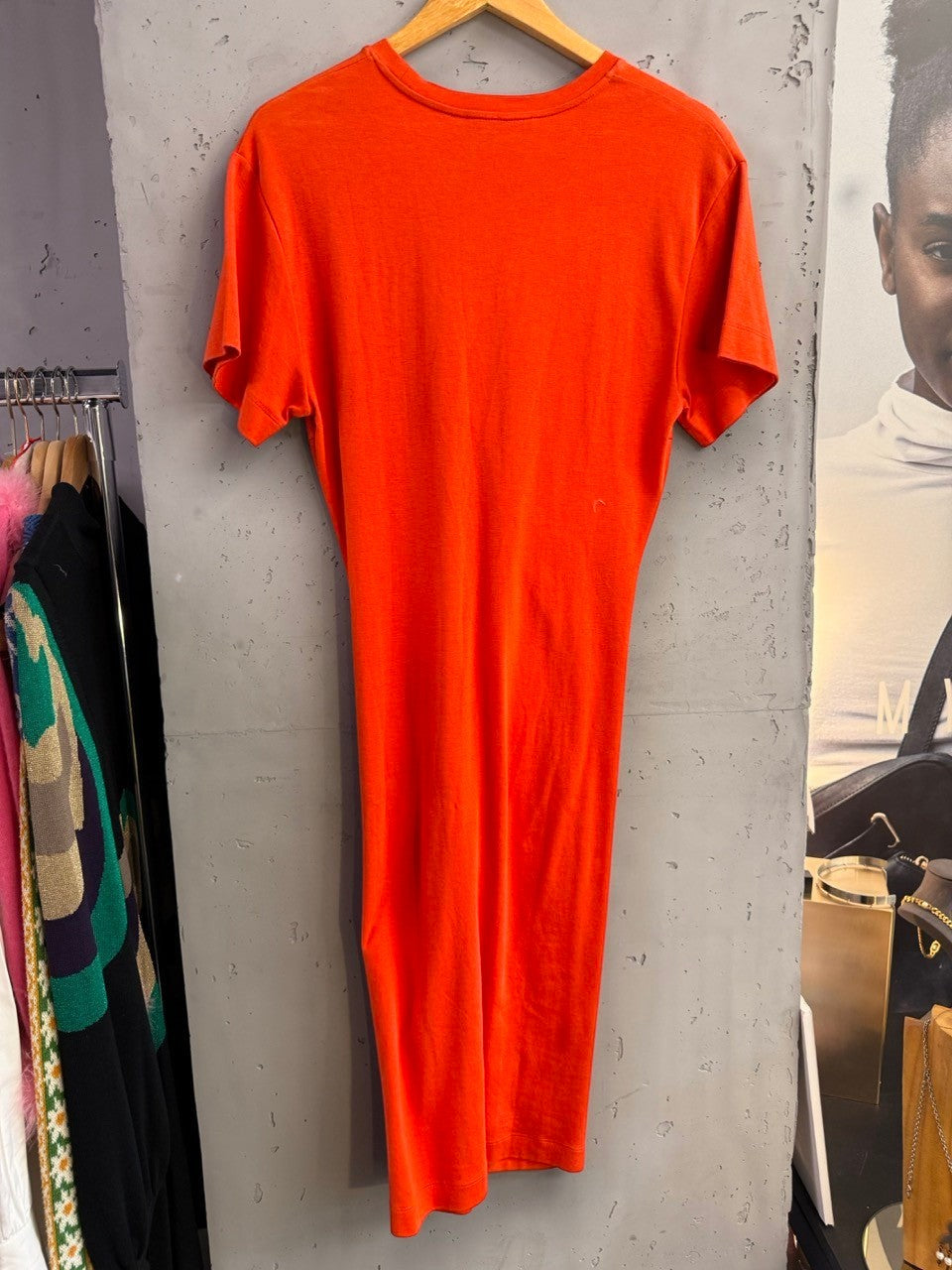 BERLIN VINTAGE CORNER orange jersey midi dress with twisted knot detail and short sleeves.