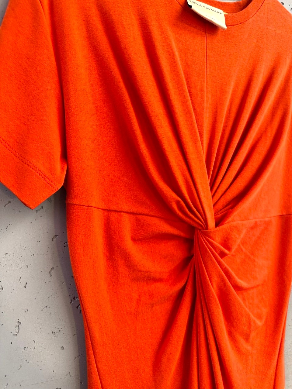 BERLIN VINTAGE CORNER orange jersey midi dress with twisted knot detail and short sleeves.