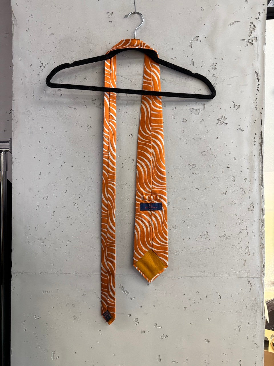 BERLIN VINTAGE CORNER orange and white silk necktie with a swirling pattern. Perfect for formal or semi-formal wear.