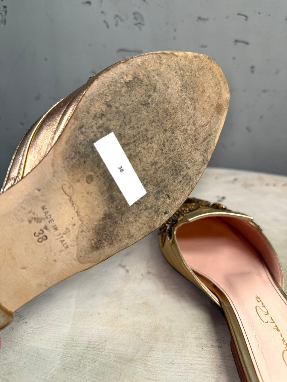 BERLIN VINTAGE CORNER Oscar de la Renta metallic gold leather flat mules showing the worn sole and Italian branding