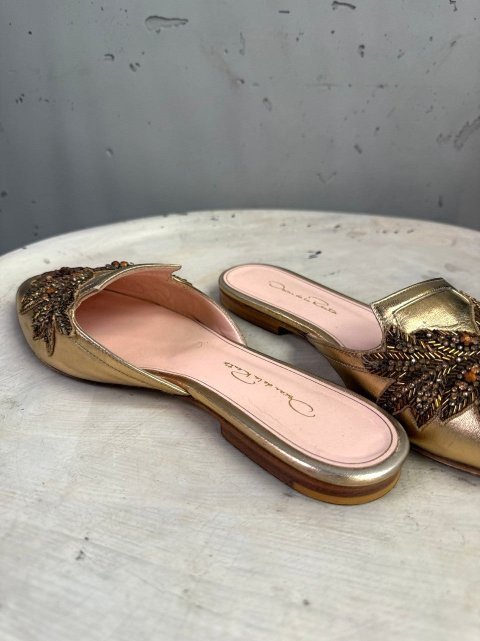 BERLIN VINTAGE CORNER Oscar de la Renta metallic gold leather flat mules with intricate floral beadwork and pointed toes.