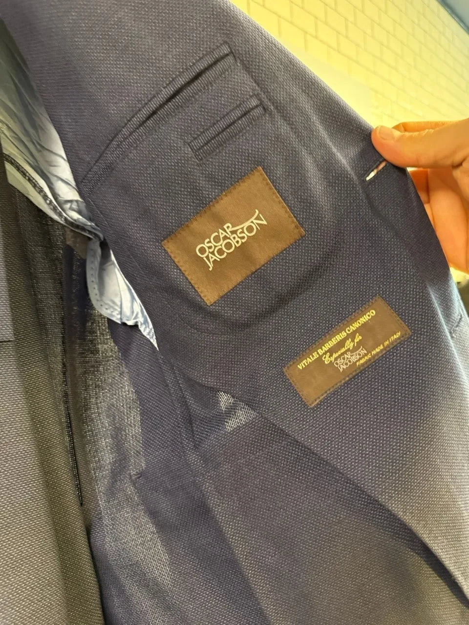 BERLIN VINTAGE CORNER Oscar Jacobson navy blue blazer with Vitale Barberis Canonico fabric. Features classic tailoring and signature lining.