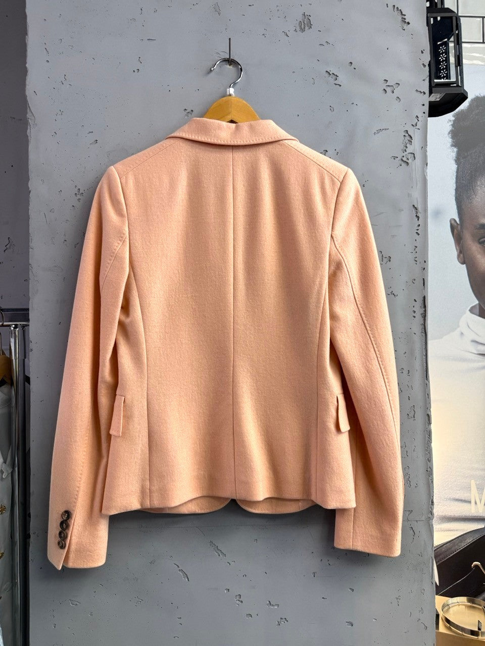 BERLIN VINTAGE CORNER single-breasted blazer in soft peach wool blend. Features notched lapel, single button closure, flap pockets, and cuff buttons.