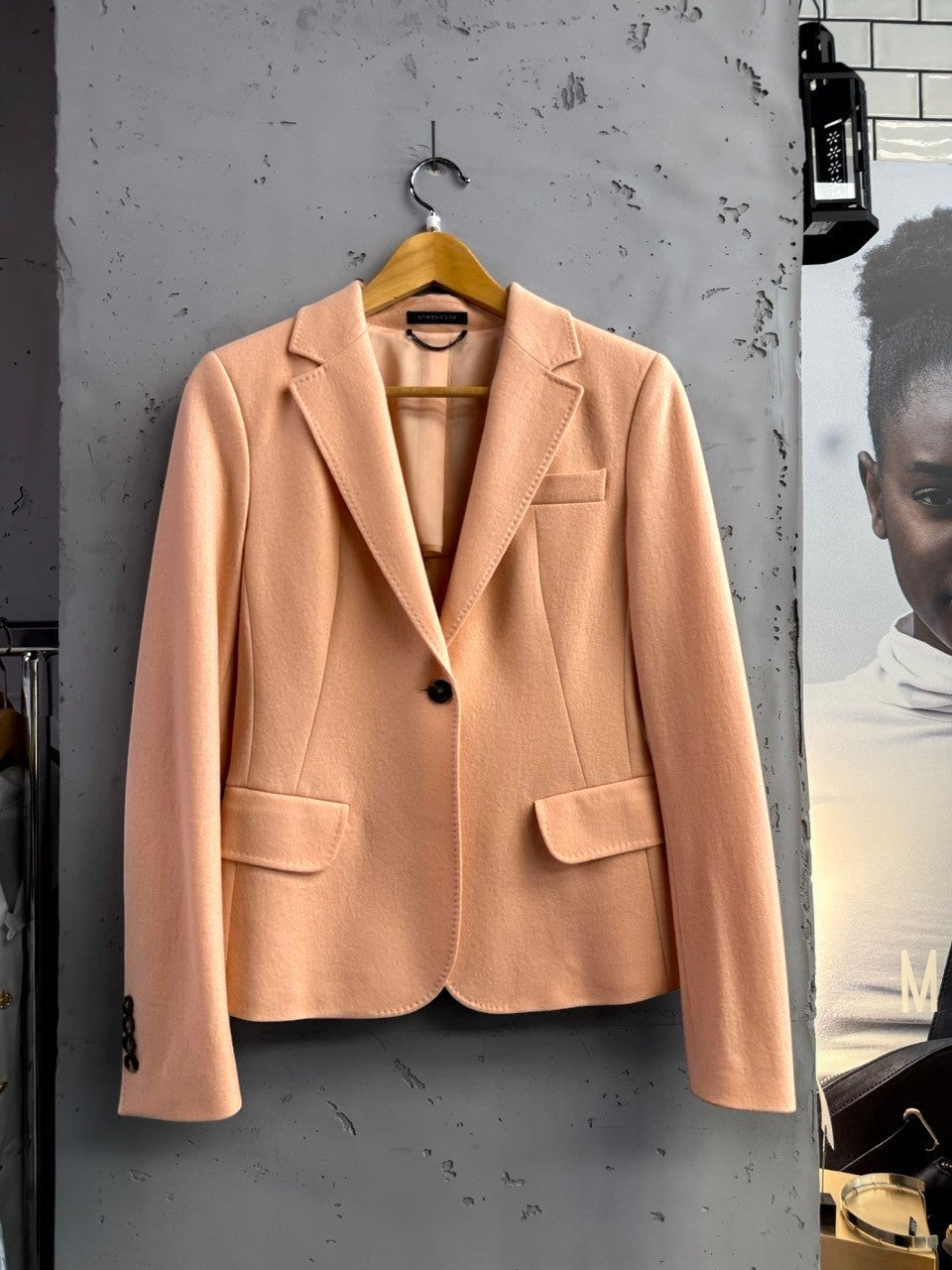 BERLIN VINTAGE CORNER single-breasted blazer in soft peach wool blend. Features notched lapel, single button closure, flap pockets, and cuff buttons.