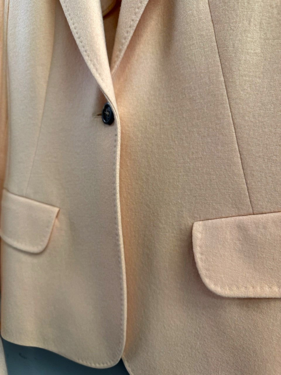 BERLIN VINTAGE CORNER single-breasted blazer in soft peach wool blend with notched lapel and single button closure.