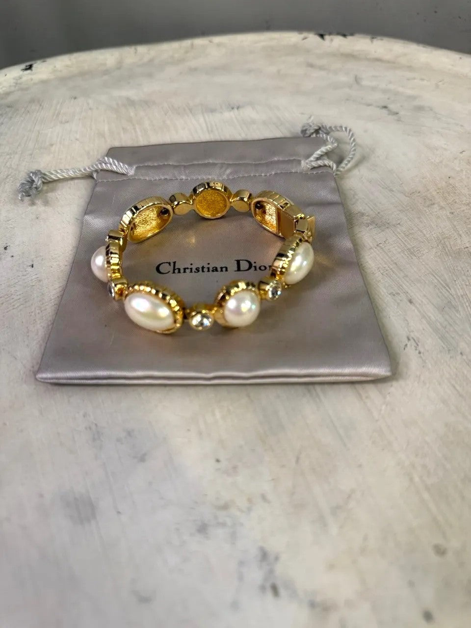 BERLIN VINTAGE CORNER gold-tone bracelet with faux pearls and crystals. Oval elements with polished gold frames.