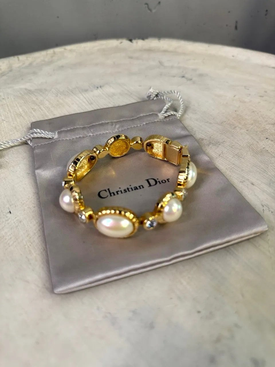 BERLIN VINTAGE CORNER gold-tone bracelet with faux pearls and crystals. Oval elements with polished gold frames.