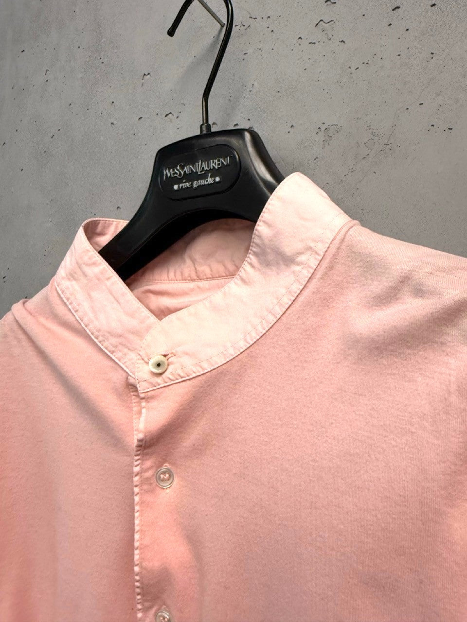 BERLIN VINTAGE CORNER soft pink cotton long-sleeve henley shirt with mandarin collar and three-button placket.