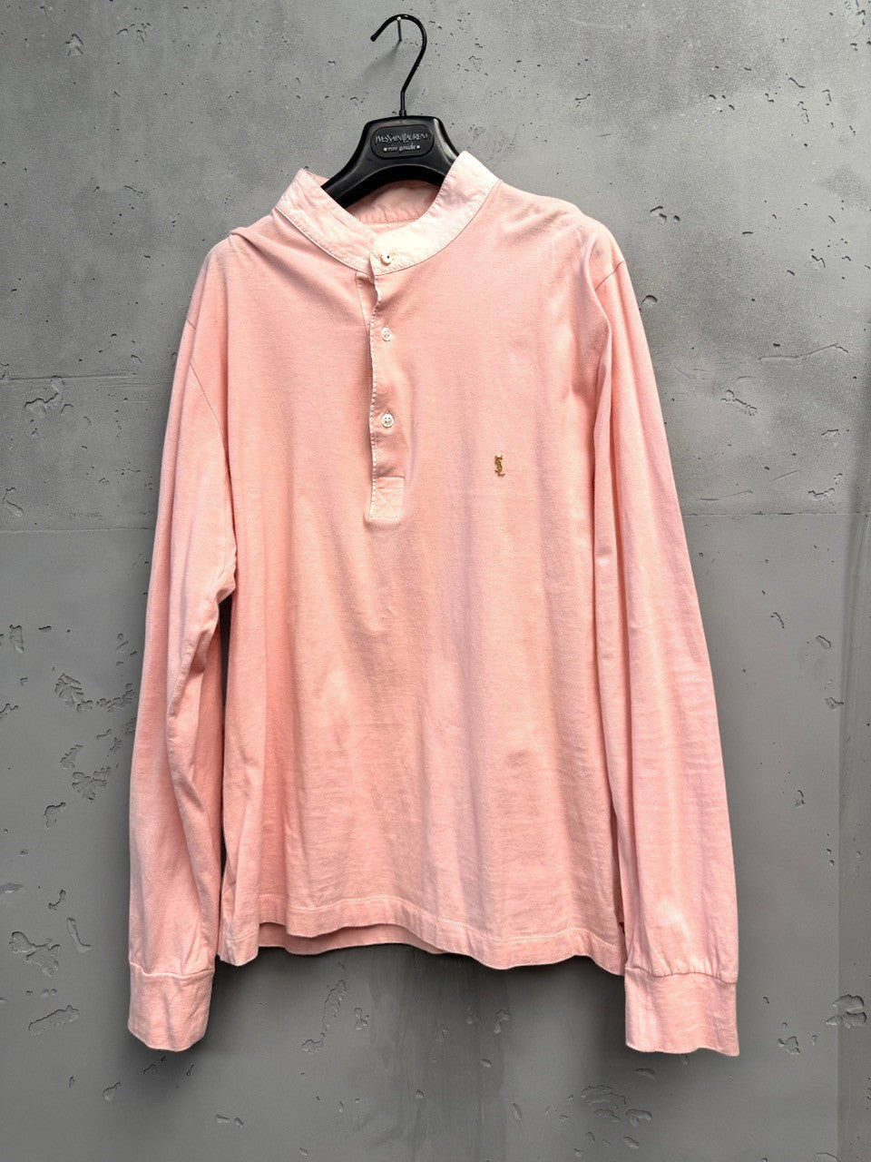 BERLIN VINTAGE CORNER soft pink cotton long sleeve henley shirt with mandarin collar and embroidered logo.