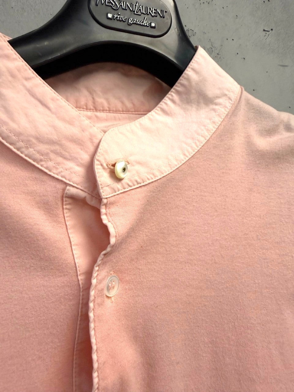 BERLIN VINTAGE CORNER soft pink cotton long-sleeve henley shirt with mandarin collar and three-button placket.