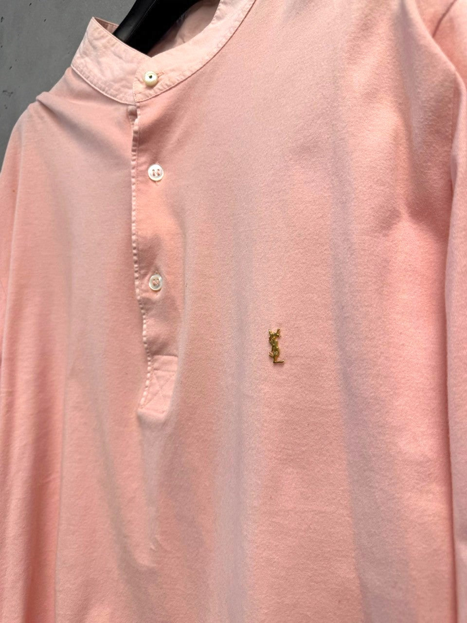 BERLIN VINTAGE CORNER soft pink cotton long sleeve henley shirt with mandarin collar and gold logo