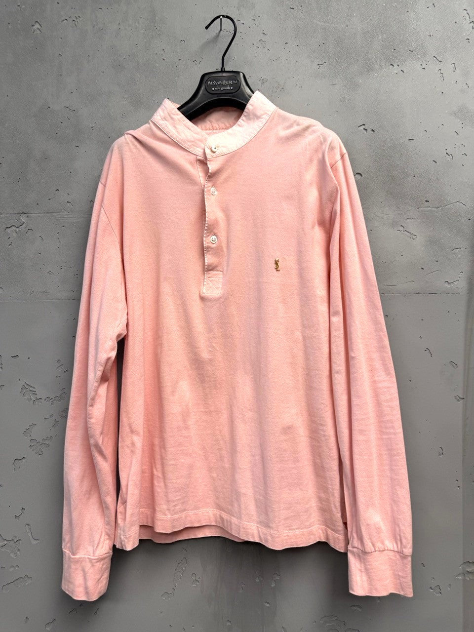 BERLIN VINTAGE CORNER soft pink cotton long sleeve henley shirt with mandarin collar and three-button placket, embroidered logo detail.