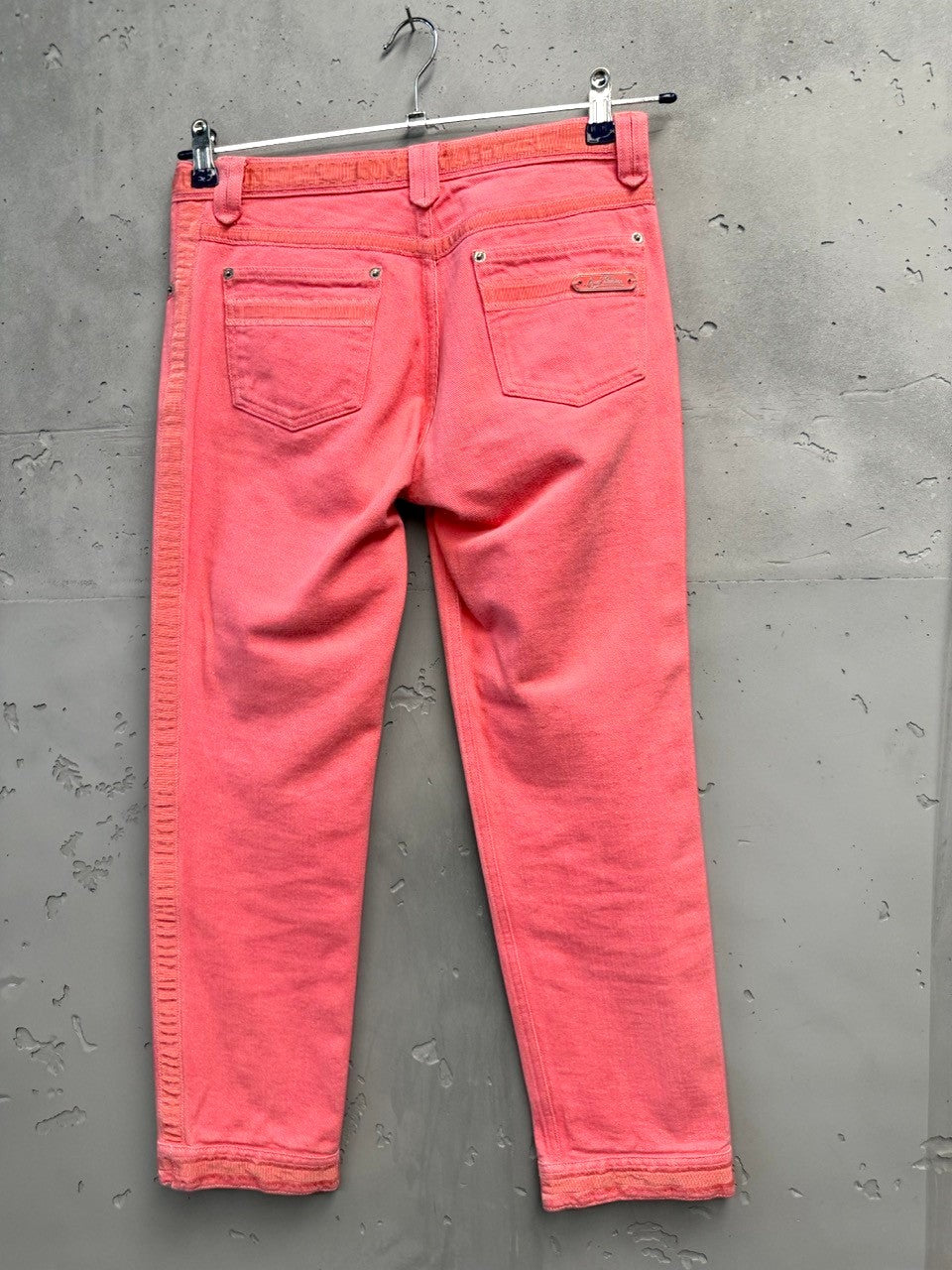 BERLIN VINTAGE CORNER coral pink denim cropped capri pants with textured side seams and five-pocket design.