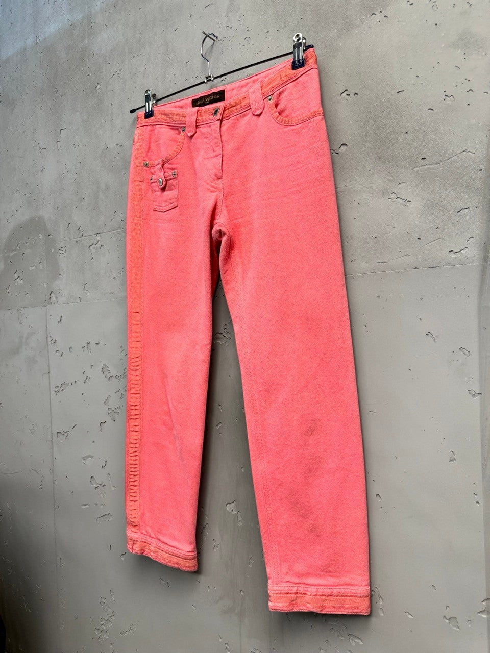 BERLIN VINTAGE CORNER coral pink denim cropped pants with textured side seams and signature hardware.