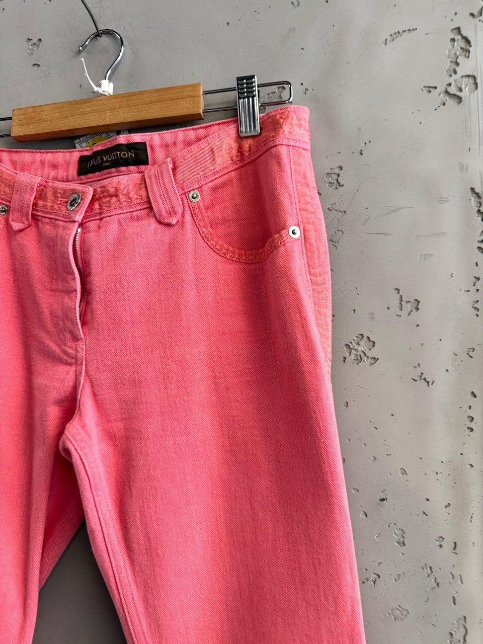 BERLIN VINTAGE CORNER pink cotton denim jeans with five-pocket design and signature logo plaque.