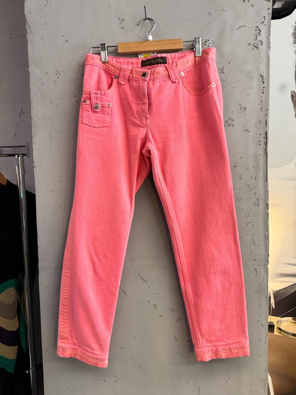 BERLIN VINTAGE CORNER pink cotton denim jeans with five-pocket design and signature logo plaque.