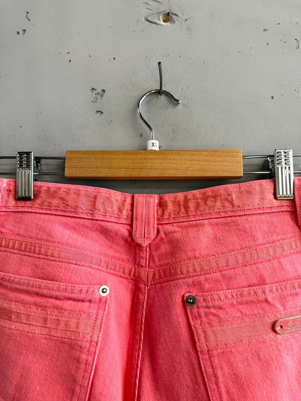BERLIN VINTAGE CORNER pink cotton denim jeans with five-pocket design and signature logo plaque.