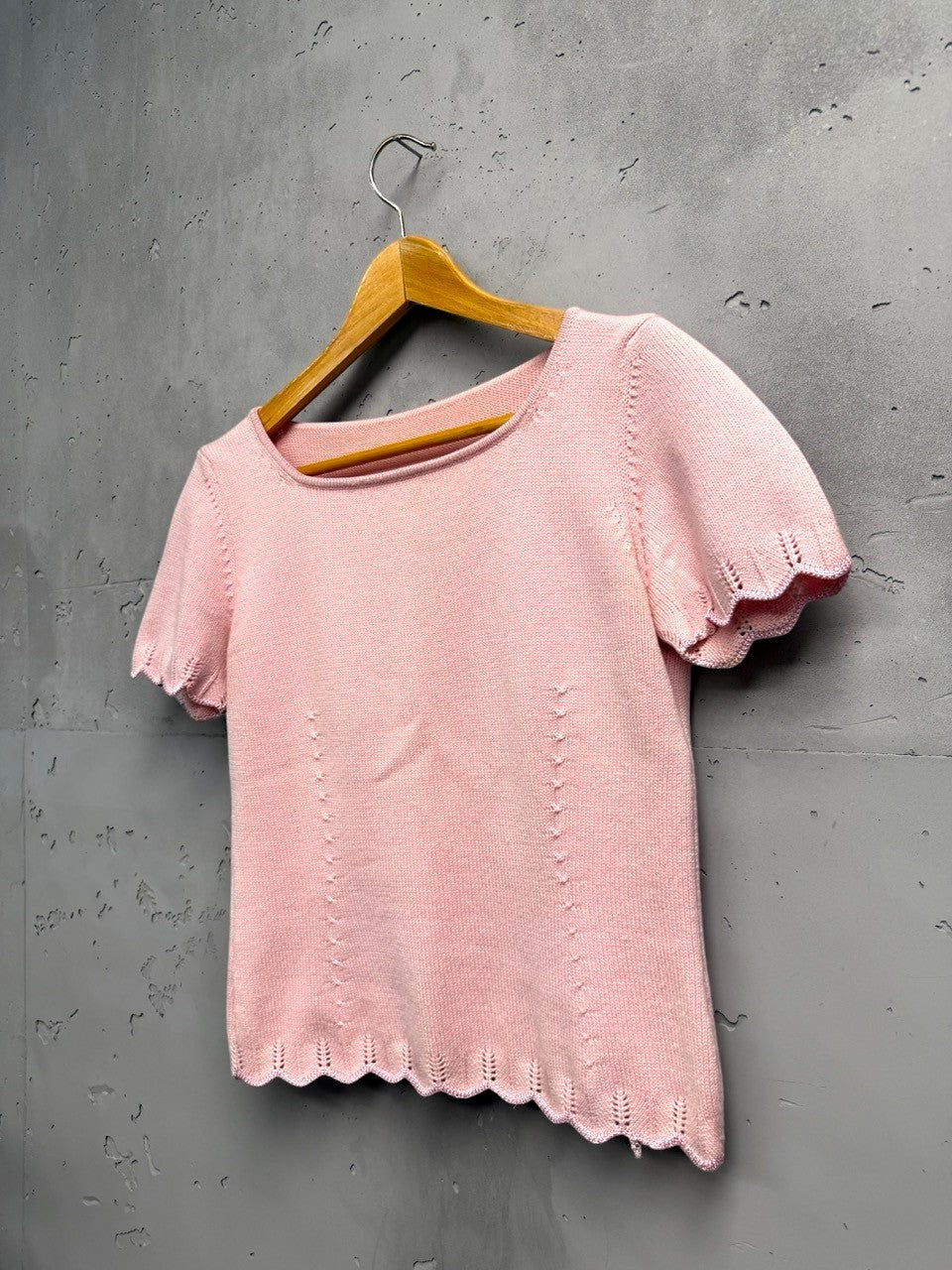 BERLIN VINTAGE CORNER pink knit short sleeve top with scalloped trim and vertical seam details.