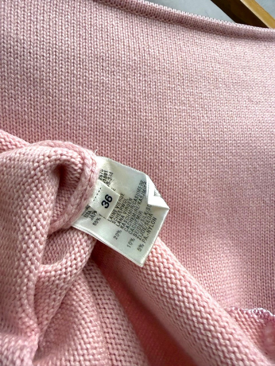 BERLIN VINTAGE CORNER pink knit top with scalloped trim and crew neck. Made from a blend of wool, cashmere, silk, and nylon.