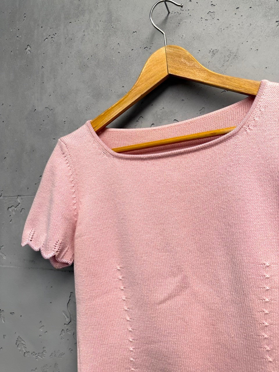 BERLIN VINTAGE CORNER pink knit short sleeve top with scalloped trim and vertical seam details.