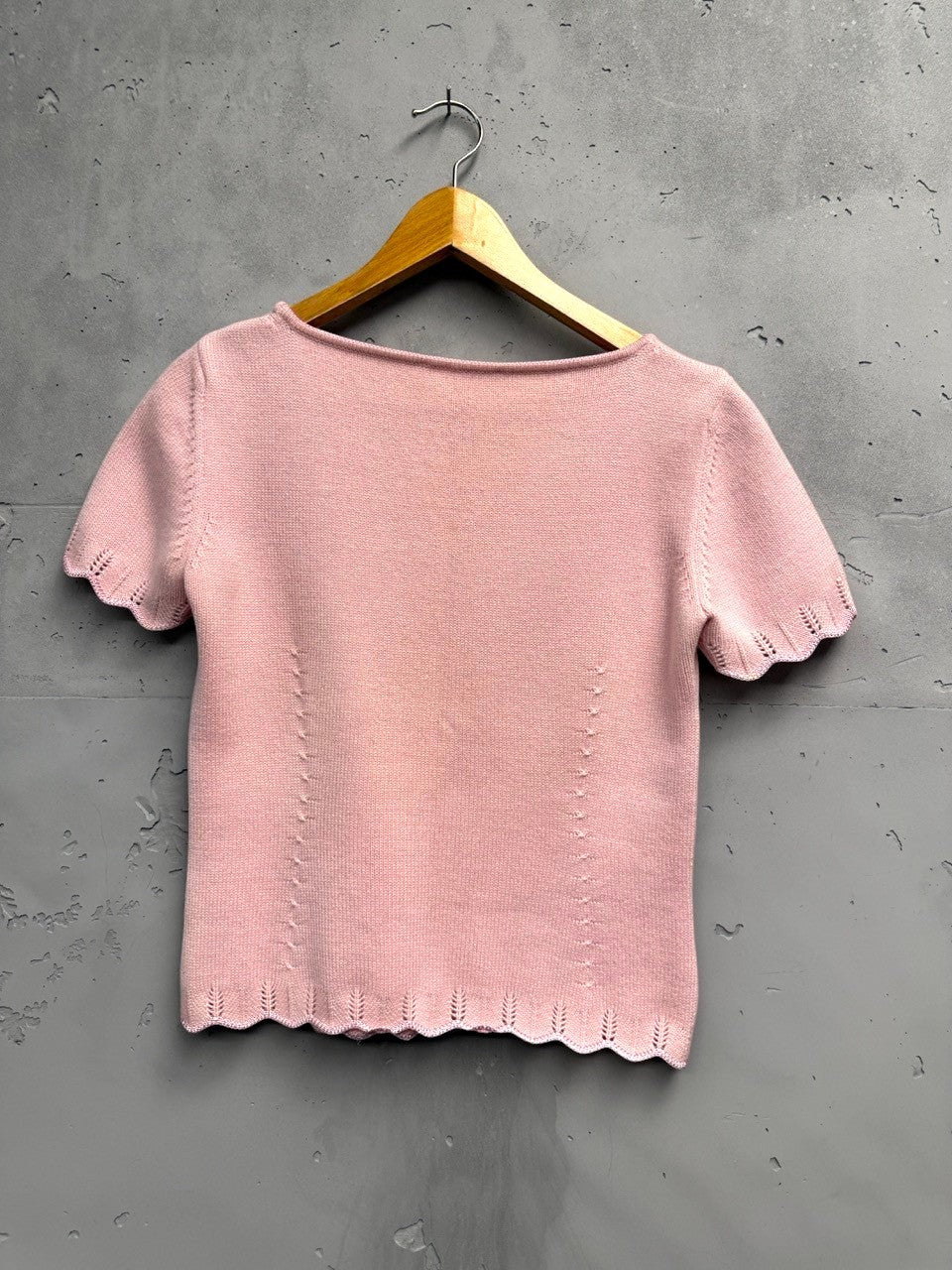 BERLIN VINTAGE CORNER pink knit short sleeve top with scalloped trim and vertical seam details.