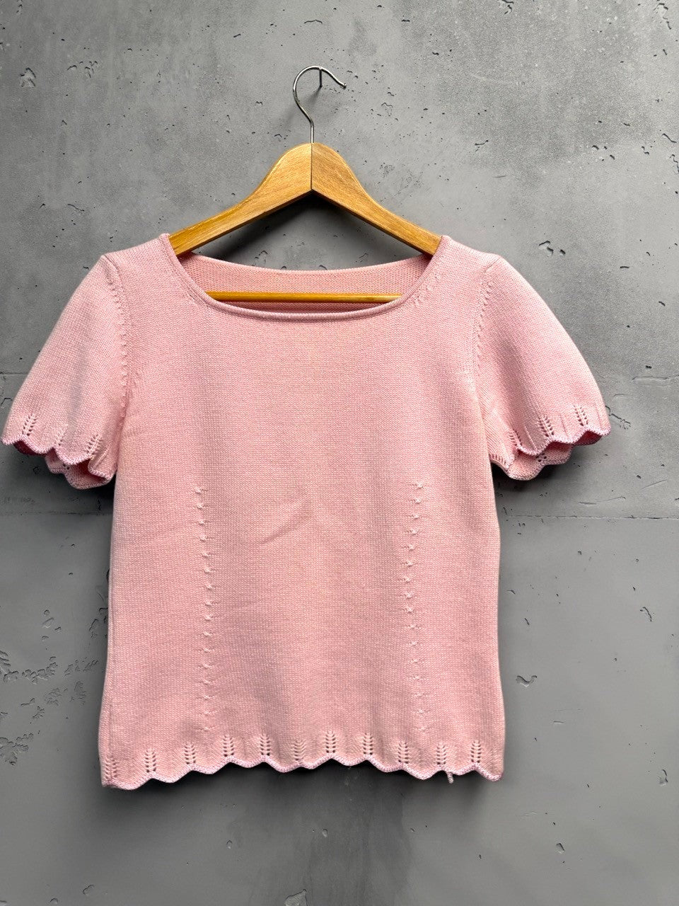 BERLIN VINTAGE CORNER pink knit short sleeve top with scalloped trim and vertical seam details.