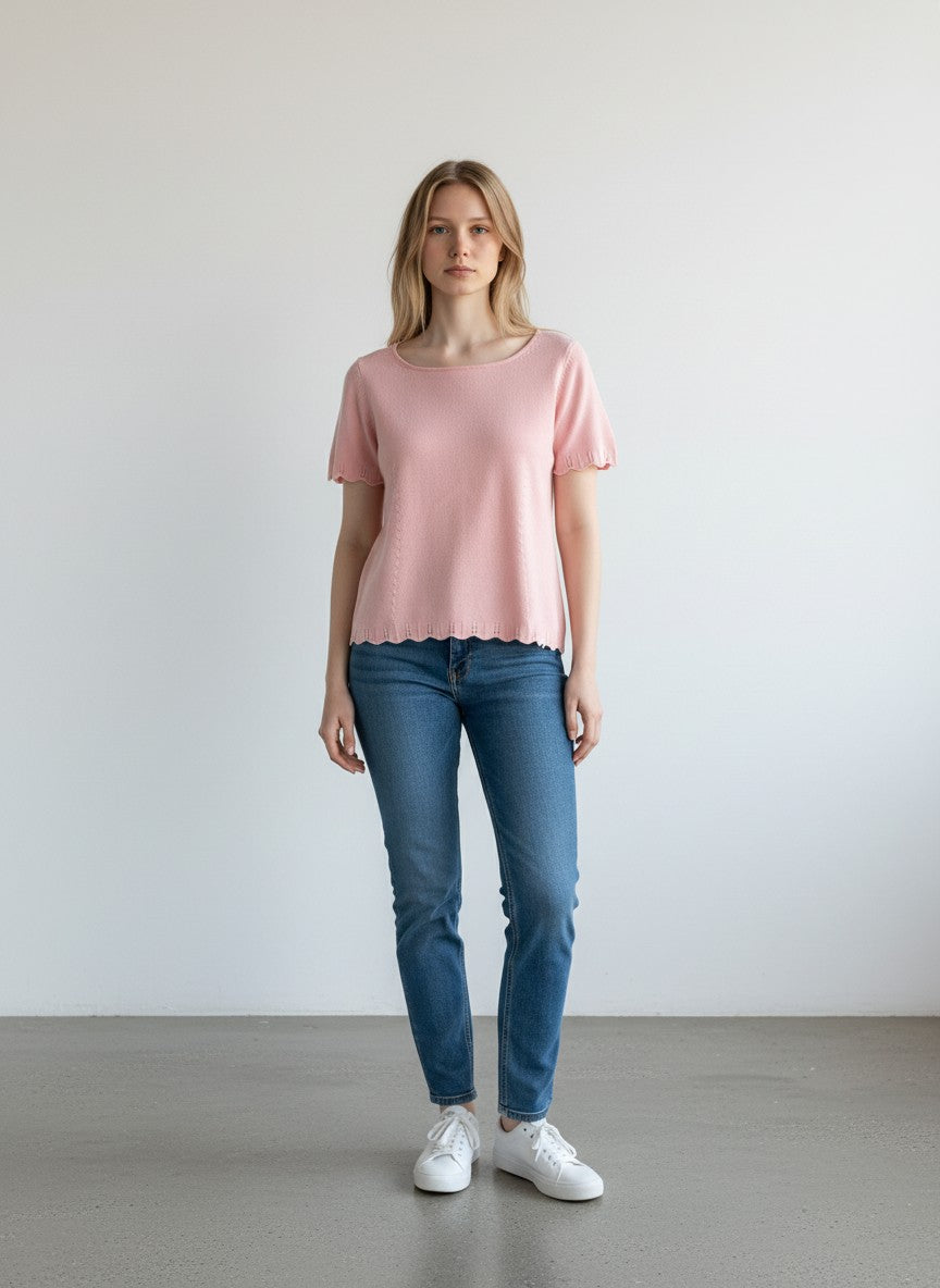 BERLIN VINTAGE CORNER pink knit short sleeve top with scalloped trim and vertical seam details.