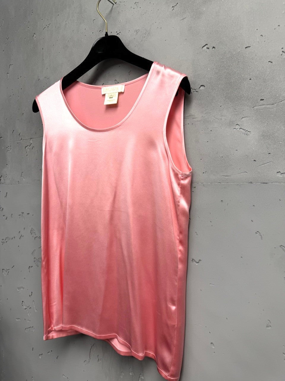 BERLIN VINTAGE CORNER pink silk blend sleeveless tank top with a subtle sheen and elegant drape.